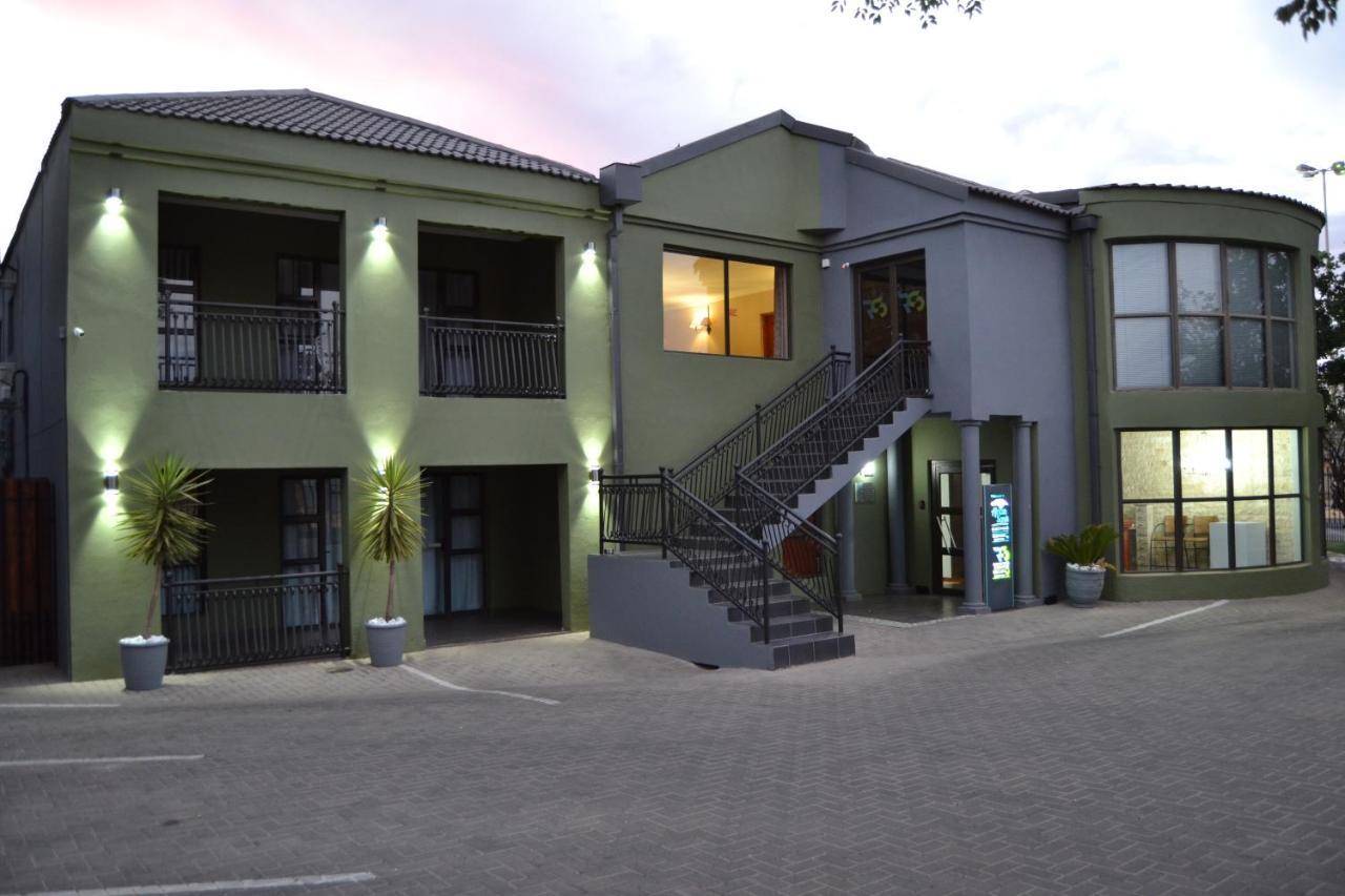 African Sands Guesthouse Load Shedding Free Bloemfontein Esterno foto